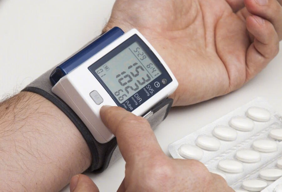 高血压患者平时血压控制很好，突然急速升高是为什么？
