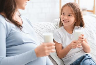 宝宝喝不了牛奶？是这两个原因在作怪