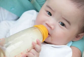 宝宝喝奶时突然从鼻子里喷奶，怎么回事？