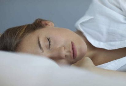 睡觉的毯子厚实点，能改善失眠？