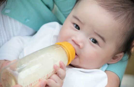 宝宝呛奶时，妈妈第一时间应该怎样做？