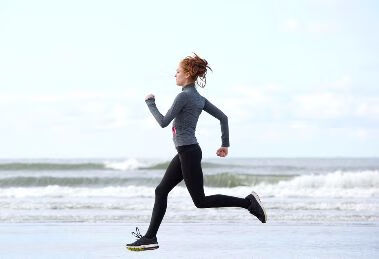 长期跑步，长期游泳的人，哪个身体会更好？
