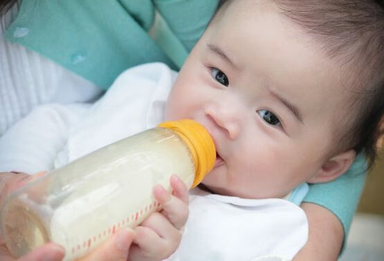 不要让宝宝养成吃夜奶的习惯，告诉你多大断夜奶