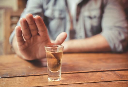 家里有人喝酒的提醒4件事能减轻酒精的危害