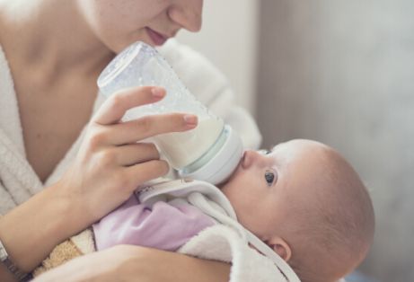 喂养宝宝，需要一天喂多少奶才够？