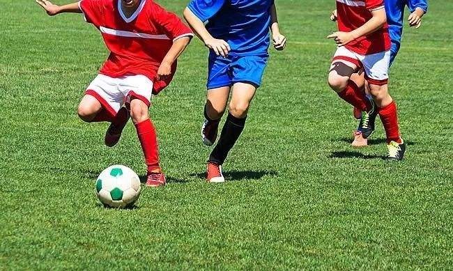 踢足球扭伤后，26岁小伙膝关节活动受限