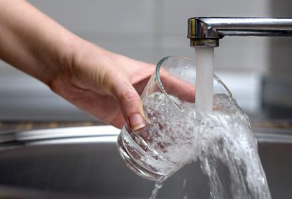 喝水可以帮助排除肾结石吗？