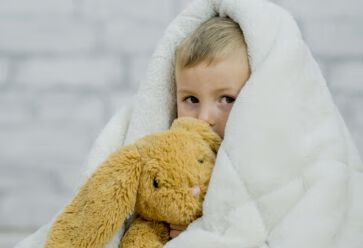 导致儿童中耳炎的诱发因素有哪些呢？