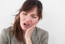牙龈肿痛引起淋巴发炎怎么治疗