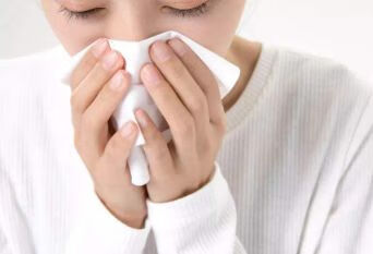 年轻女子感冒未干预，劳累拖延诱发疾病