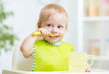 宝宝吃饭时这5个坏习惯，必须改