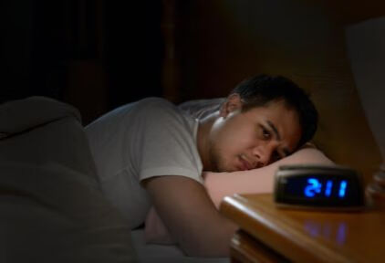 深夜总是失眠，如何改善睡眠不足症状？
