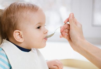 宝宝的第一口辅食吃蛋黄还是米粉？