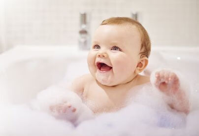 如何让宝宝洗头时不哭不闹？