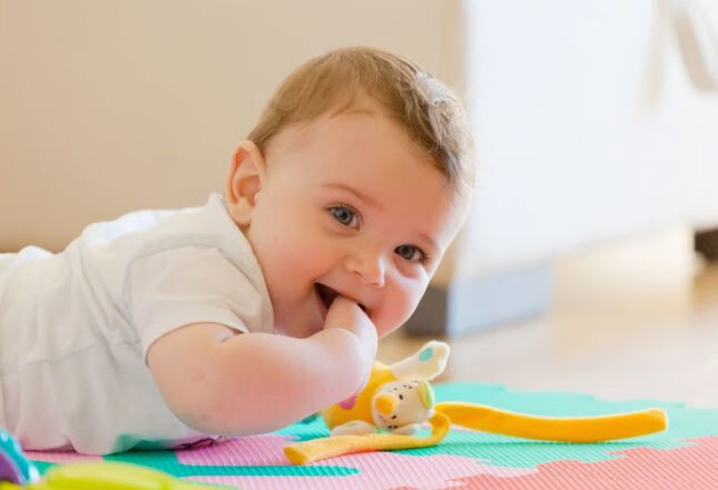 宝宝4个月，嘴里长了白白的硬硬的是什么？