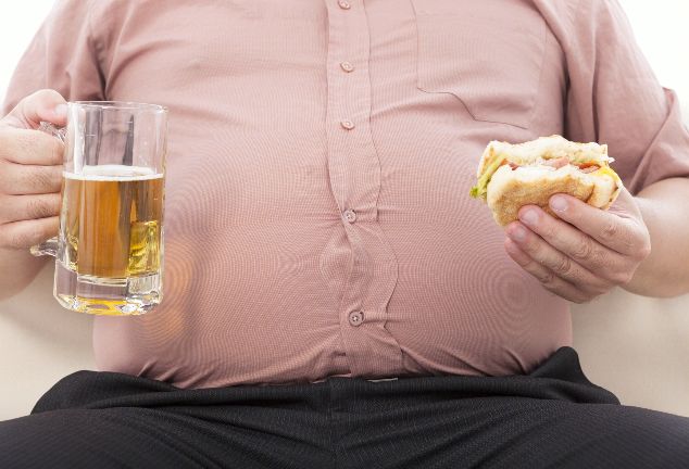 ​​高血脂男子暴饮暴食，第二天腹痛休克病情恶化
