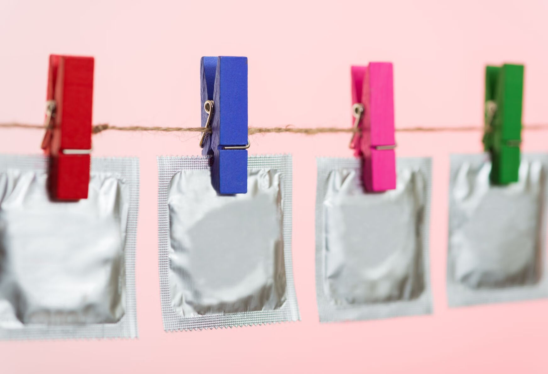 使用避孕套时，如何避免破损？