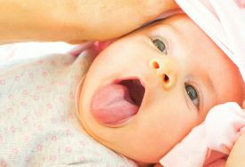 新生儿肺炎的早期症状，呼吸急促正常吗？
