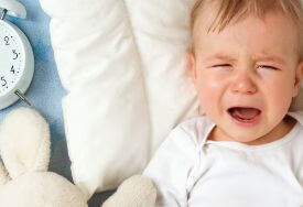 小孩呼吸急促且有喘声的原因是什么？