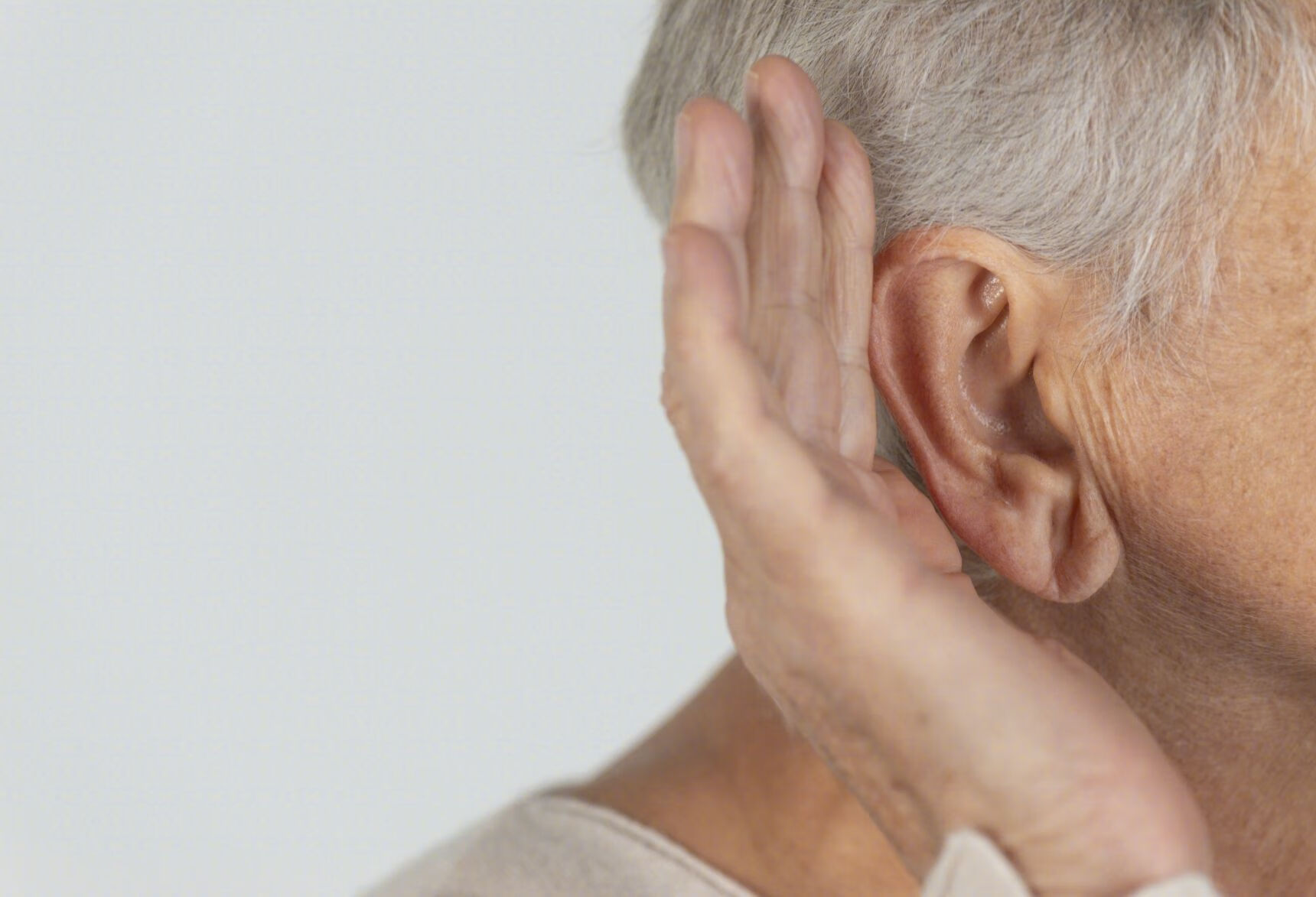 老年性聋主要的发病原因是什么？