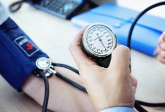 高血压病人为何睡前不能服降压药？