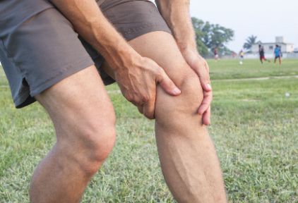 膝关节疼不一定膝盖有问题！按压3个神奇穴位，舒活经络更止疼