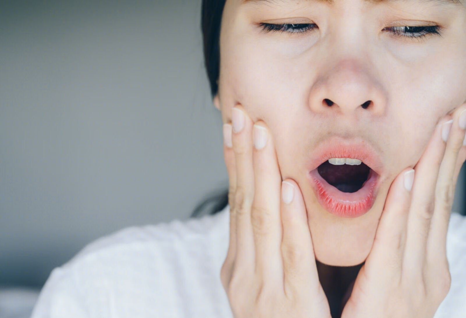 面肌抽搐是什么原因引起的？