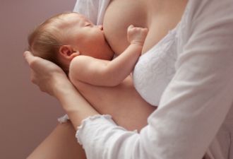 母乳喂养会导致孩子贫血？
