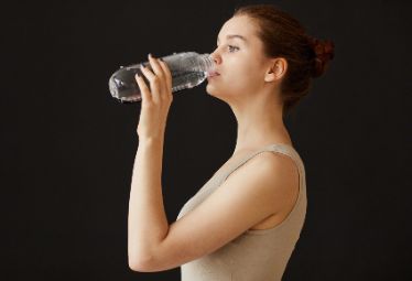 人老之后，应该少喝水还是多喝水？