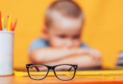 六岁小孩频繁眨眼，检查不是近视