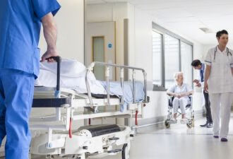 患者在手术后死亡，医院该承担责任么？