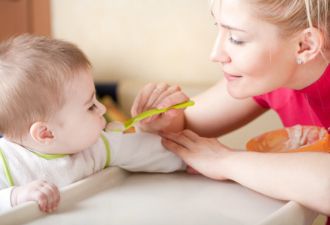 如何给6个月的宝宝喂辅食？