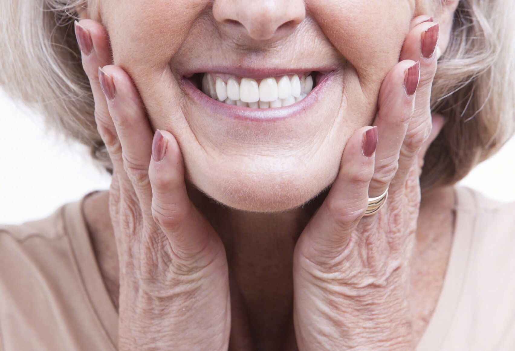 老年人应如何做假牙护理？
