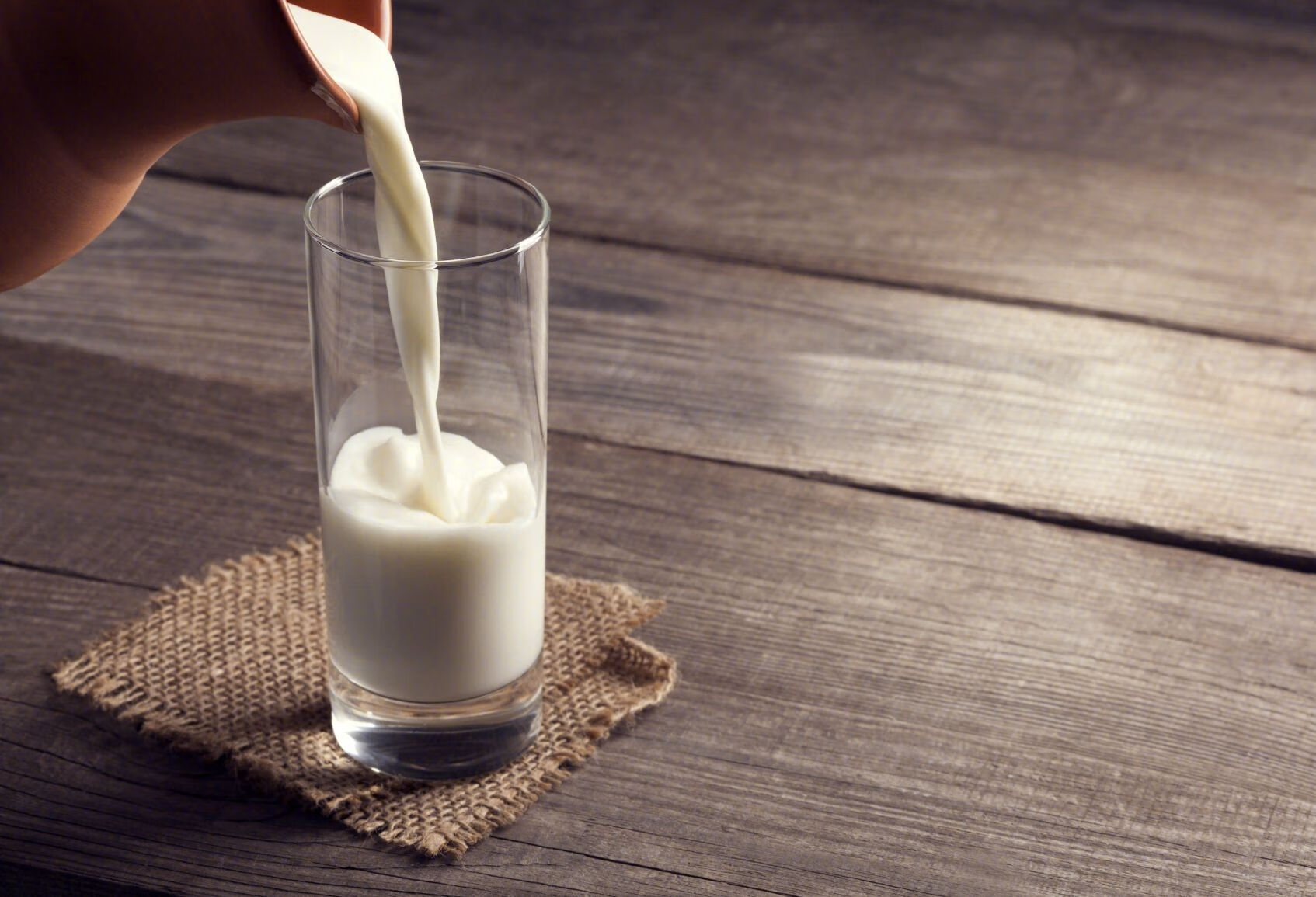 纯牛奶和酸牛奶，哪个更有营养，早上喝还是晚上喝好？