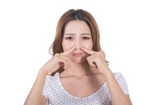 鼻孔太大怎么办 两个办法帮助你缩小鼻子