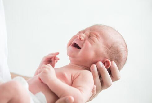 新生儿眼皮上红斑是什么原因？