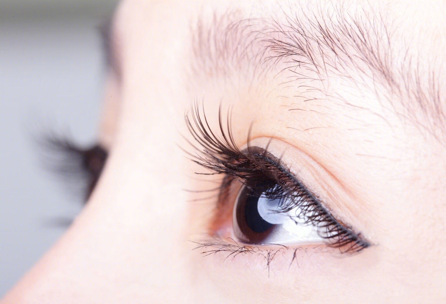 眼睛黄斑病变的初期症状是什么?