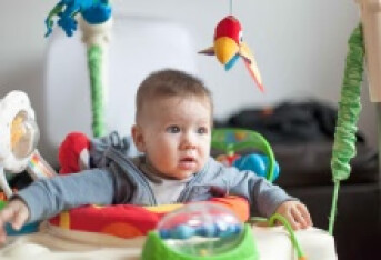5个月的宝宝可以坐腰凳吗 5个月的宝宝坐腰凳的危害须知
