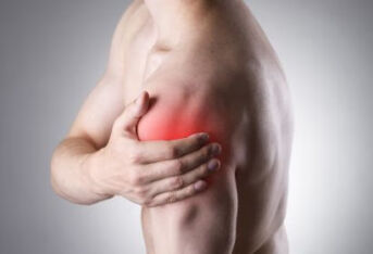肩膀疼或不是肩周炎，多数会引起3种问题，要引起重视