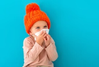 小孩喉咙发炎引起发烧怎么办
