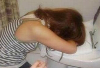 年轻女子上厕所莫名晕倒多次，这是怎么回事？