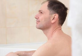 男性洗过澡后，别急着做这四件事，尤其第二件