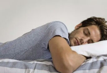什么样睡姿算正确？专家：4类人群，4种不同睡姿 