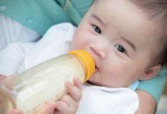 宝宝有吃夜奶的习惯，到底应不应该戒掉呢？