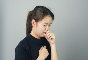 喉咙痒流鼻涕怎么回事？