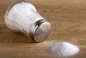 高盐饮食损伤血管，控盐低钠还需重视