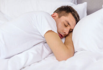 为什么出现大人晚上睡觉做梦尿床 ？
