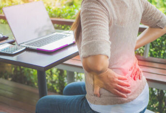 你的腰疼，是“腰突”还是“腰肌劳损”？推荐一个动作自测