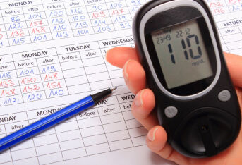 60岁老人正常血压是多少？血压高无不适，要注意什么