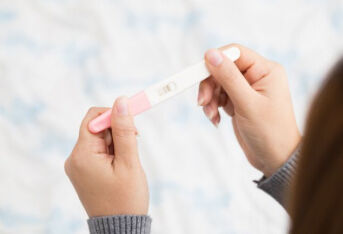 女子验孕棒查出怀孕，一周后却来了月经，怎么回事？